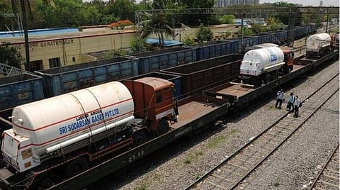 ஆக்சிஜன் எக்ஸ்பிரஸ் ரயில்கள்: ஒரே நாளில் 1000 மெட்ரிக் டன்ஆக்சிஜன்  விநியோகம்