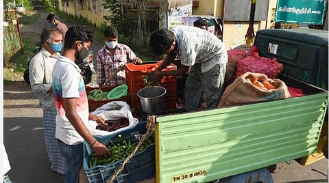 சேலம் மாநகராட்சி சார்பில் அஸ்தம்பட்டி பகுதியில் இயக்கப்பட்ட நடமாடும் கடைகளில் காய்கறிகளை ஆர்வமுடன் வாங்கிய மக்கள்.| படம்: எஸ்.குரு பிரசாத்.