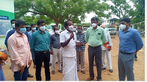 புதுக்கோட்டை மாவட்டம் அறந்தாங்கி அருகே மறமடக்கியில் கரோனா தடுப்பூசி முகாமைத் தொடங்கி வைத்துப் பேசுகிறார் மாநில சுற்றுச்சூழல் துறை அமைச்சர் சிவ.வீ.மெய்யநாதன்.
