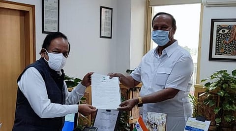 மத்திய அமைச்சர் ஹர்ஷ்வர்தனைச் சந்தித்த டி.ஆர்.பாலு எம்.பி.