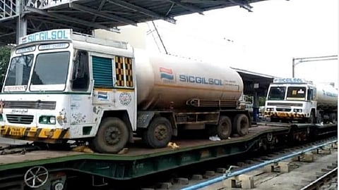 ஒடிசா மாநிலத்தில் இருந்து மதுரைக்கு ஆக்சிஜன் டேங்கர் லாரிகளை ஏற்றி வந்த ரயில் திண்டுக்கல் ரயில்நிலையத்தை கடந்து சென்றது. 