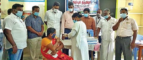 வாணியம்பாடி அடுத்த ஈச்சங்கால் ஊராட்சியில் கரோனா தடுப்பூசி முகாமை வட்டார மருத்துவ அலுவலர் பசுபதி நேற்று தொடங்கி வைத்தார்.