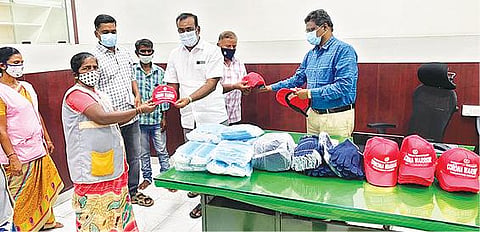 காங்கிரஸ் கட்சி சார்பில் பொதுமக்களுக்கு முகக்கவசம், கபசுர குடிநீர் வழங்கல்