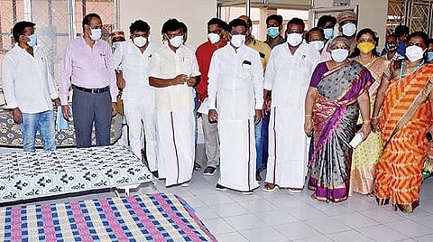 பூந்தமல்லி அருகே இலவச சித்தா, ஆயுர்வேத மருத்துவ சிகிச்சை மையத்தை நேற்று பால்வளத் துறை அமைச்சர் சா.மு.நாசர் தொடங்கிவைத்து, பார்வையிட்டார். இந்நிகழ்வில் ஆட்சியர் பொன்னையா, பூந்தமல்லி எம்எல்ஏ கிருஷ்ணசாமி உள்ளிட்டோர் பங்கேற்றனர்.