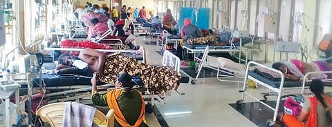 தீவிர சிகிச்சை பிரிவில் உள்ள கரோனா நோயாளிகளை குணமடையும் முன்பே வேறு வார்டுக்கு மாற்றுவதாக புகார்: விசாரணை நடத்தப்படும் என திருப்பூர் அரசு மருத்துவமனை டீன் தகவல்