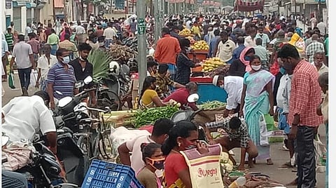 முழு ஊரடங்கு அச்சம்: திருச்சி காய்கனி மார்க்கெட்டில் குவிந்த மக்கள்