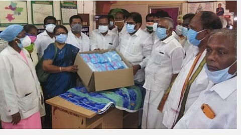 ஸ்ரீரங்கம் அரசு மருத்துவமனைக்கு முகக்கவசங்களை வழங்கினார் சு.திருநாவுக்கரசர் எம்.பி.