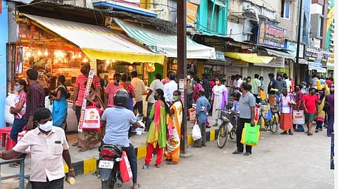 முழு ஊரடங்கு; மதுரை கடை வீதிகளில் பொருட்களை வாங்கக் குவிந்த மக்கள்: சிறப்புப் பேருந்துகளும் இயக்கம்