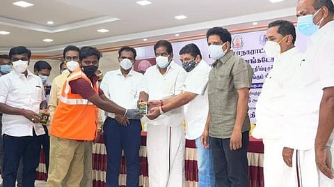 தொகுதி மேம்பாட்டு நிதியில் இருந்து 20,000 கரோனா நோய் எதிர்ப்பு மருந்துப் பெட்டகங்கள் வழங்கிய மதுரை எம்.பி. சு.வெங்கடேசன் 