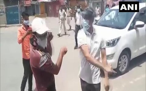 ஊரடங்கை மீறியஇளைஞரை கன்னித்தில் அறைந்த ஆட்சியர் ரன்பீர் சர்மா | படம் ஏஎன்ஐ