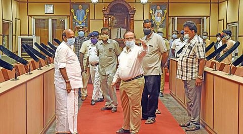 புதுச்சேரி சட்டப்பேரவையில் ஆய்வு செய்யும் தற்காலிக சபாநாயகர் லட்சுமிநாரா யணன். அருகில் சட்டப்பேரவை செயலர் முனுசாமி. படம்: எம்.சாம்ராஜ்