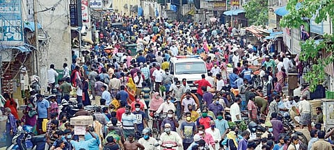 கரோனா தொற்று தடுப்பு நடவடிக்கையாக தமிழக அரசு ஒரு வார ஊரடங்கு பிறப்பித்துள்ளது. இதனால், நேற்று ஒருநாள் மட்டும் பொதுமக்கள் பொருட்களை வாங்கி சேமித்து கொள்வதற்காக கடைகள் காலை முதல் இரவு வரை திறக்கப்பட்டிருந்தன. பொருட்களை வாங்க சென்னை கொத்தவால்சாவடி மார்க்கெட்டில் திரண்டிருந்த பொதுமக்கள்.படம் க.பரத்