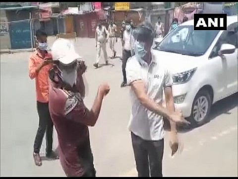 இளைஞரைக் கன்னத்தில் அறைந்த மாவட்ட ஆட்சியர் ரன்பீர் சர்மா | படம்: ஏஎன்ஐ.
