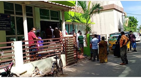 எடமலைப்பட்டிப்புதூர் நகர்ப்புற ஆரம்ப சுகாதார நிலையத்தில் இன்று வரிசையில் காந்திருந்த மக்கள்.
