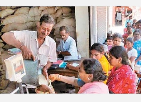 நிவாரணத் தொகை பெற, உணவுப் பொருட்கள் வாங்க, முகக்கவசம், பாதுகாப்பு அம்சங்களுடன் ரேஷன் கடைக்கு வரவும்: தமிழக அரசு உத்தரவு 