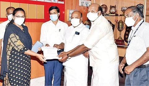 தஞ்சாவூர் மருத்துவக் கல்லூரியில் கரோனா சிகிச்சை மையத்தில் தற்காலிகமாக பணியாற்ற மருத்துவர் ஒருவருக்கு பணி நியமன ஆணையை நேற்று வழங்கும் எம்எல்ஏக்கள் துரை.சந்திரசேகரன், டிகேஜி.நீலமேகம். உடன், ஆட்சியர் ம.கோவிந்தராவ் உள்ளிட்டோர்.