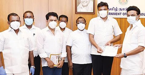 கரோனா தடுப்பு பணிகளுக்காக முதல்வரின் பொது நிவாரண நிதிக்காக ரூ.51 லட்சத்தை, கிருஷ்ணகிரி  கேவிஎஸ் குழுமங்களின் நிர்வாக இயக்குநரும், ரஜினி மக்கள் மன்ற மாவட்ட செயலாளருமான கே.வி.எஸ் சீனிவாசன், முதல்வர் ஸ்டாலினிடம் வழங்கினார். அருகில் கிருஷ்ணகிரி கிழக்கு மாவட்ட திமுக செயலாளர் செங்குட்டுவன், சிறுபான்மைப்பிரிவு மாநில இணை செயலாளர் ஏ.ஜோசப்ஸ்டாலின்.
