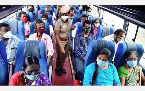 ஒருநாள் தளர்வால் இருவார ஊரடங்குக்கு பலன் இல்லாமல் போக வாய்ப்பு; வெளியூர்களுக்கு பேருந்துகள் இயக்கப்பட்டதால் கிராமங்களில் கரோனா தொற்று அதிகரிக்கும்: சுகாதாரத் துறை அதிகாரிகள், மருத்துவ நிபுணர்கள் எச்சரிக்கை