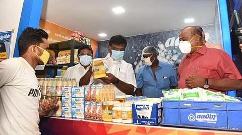 கோவை ஆர்.எஸ்.புரத்தில் உள்ள பாலகத்தில் இன்று ஆய்வு மேற்கொண்ட அமைச்சர் நாசர். | படம்: ஜெ.மனோகரன். 