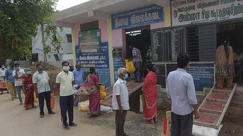 வேலூர் சத்துவாச்சாரி பகுதியில் உள்ள ரேஷன் கடையில் கரோனா நிவாரண தொகை மற்றும் உணவு பொருட்களை பெற வரிசையில் காத்திருக்கும் பொதுமக்கள்.