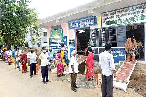 வேலூர் சத்துவாச்சாரி பகுதியில் உள்ள ஒரு ரேஷன் கடையில் பொதுமக்கள் சமூக இடை  வெளியுடன் நின்று பொருட்களை வாங்கி சென்றனர். படம்: வி.எம்.மணிநாதன்.