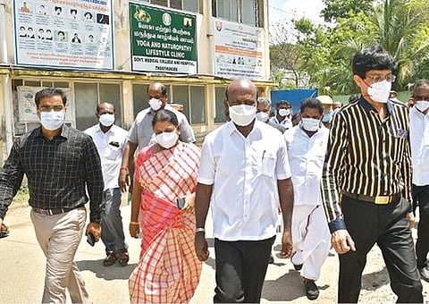 தூத்துக்குடி அரசு மருத்துவக் கல்லூரி மருத்துவமனையில் தமிழக சுகாதாரம் மற்றும் குடும்ப நலத்துறை அமைச்சர் மா.சுப்பிரமணியன் ஆய்வு செய்தார்.  உடன் அமைச்சர்கள் கீதாஜீவன், அனிதா ராதாகிருஷ்ணன்  உள்ளிட்டோர் உள்ளனர்.  							      படம்: என்.ராஜேஷ்