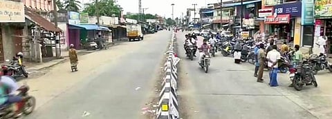 தமிழகம் - புதுச்சேரி எல்லையில் ஒரே வீதியில் திருக்கனூர் பகுதியில் கடைகள் திறக்கப்பட்டுள்ளன. விழுப்புரம் மாவட்டம் சித்தலம்பட்டு பகுதியில் கடைகள் அடைக்கப்பட்டுள்ளன.