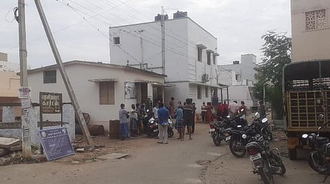 தாமதமாக வரும் விற்பனையாளர்கள்: கரூர் அருகே ரேஷன் கடை முன் காத்துக் கிடக்கும் மக்கள்