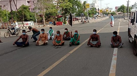 மத்திய அரசைக் கண்டித்து திருச்சியில் விவசாயிகள் சாலை மறியல்