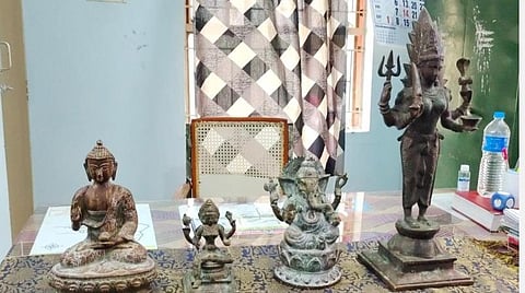 திருச்சுழி அருகே பூசாரி வீட்டில் பதுக்கி வைத்திருந்த 4 ஐம்பொன் சிலைகள் பறிமுதல்: 4 பேர் கைது