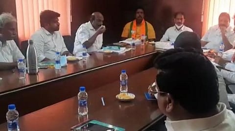 புதுச்சேரி பாஜக அலுவலகத்தில் 12 எம்எல்ஏக்களுடன் இன்று ஆலோசனை நடத்திய மேலிடப் பொறுப்பாளர் நிர்மல்குமார் சுரானா, மாநிலத் தலைவர் சாமிநாதன். 