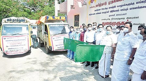 வேலூர் மாவட்ட ஆட்சியர் அலுவலகத்தில் நேற்று காய்கறி மற்றும் அத்தியாவசிய மளிகைப் பொருட்கள் விநியோகம் செய்யும் நடமாடும் வாகனங்களை கொடியசைத்து தொடங்கி வைத்த அமைச்சர்கள் துரைமுருகன், காந்தி. அருகில், மாவட்ட வருவாய் அலுவலர் பார்த்தீபன், நாடாளுமன்ற உறுப்பினர் கதிர்ஆனந்த் உள்ளிட்டோர். படம்: வி.எம்.மணிநாதன்.