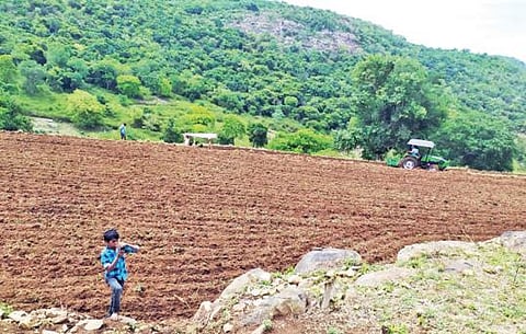 அலகட்டு மலைக் கிராமத்துக்கு முதல்முறையாக டிராக்டர் இயந்திரம் அழைத்து வரப்பட்டு உழவுப் பணி மேற்கொள்ளப்பட்டது.