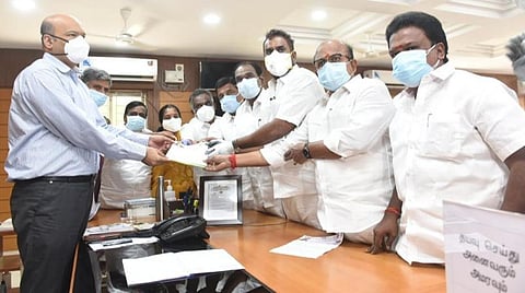 கோவை மாவட்ட அதிமுக, பாஜக எம்எல்ஏக்கள், எஸ்.பி.வேலுமணி எம்.எல்.ஏ தலைமையில், மாவட்ட ஆட்சியர் எஸ்.நாகராஜனைச் சந்தித்து இன்று மனு அளித்தனர்.