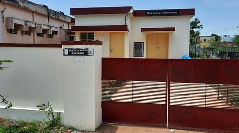 காரைக்குடி மாவட்ட அரசு தலைமை மருத்துவமனை பிணவறையில் இயங்காத குளிர்சாதனப் பெட்டிகள்: பிரேதங்களை பாதுகாக்க முடியாமல் தவிப்பு