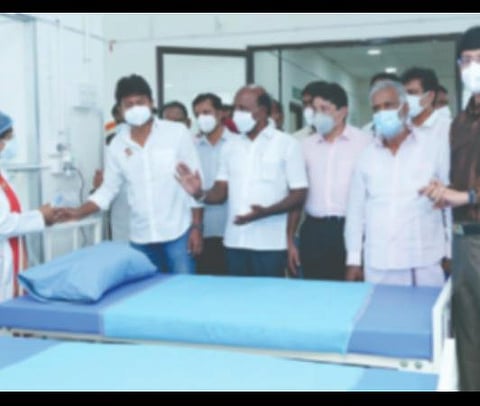 மருத்துவமனை படுக்கை வசதியைப் பார்வையிட்ட அமைச்சர் மா.சுப்பிரமணியன் உள்ளிட்டோர்.