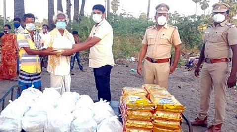 ராமேசுவரம் அருகே வாழ்வாதாரம் பாதிக்கப்பட்ட 50 நரிக்குறவர் குடும்பங்களுக்கு கரோனா நிவாரணப் பொருட்கள்: உச்சிப்புளி காவல்துறை வழங்கல்