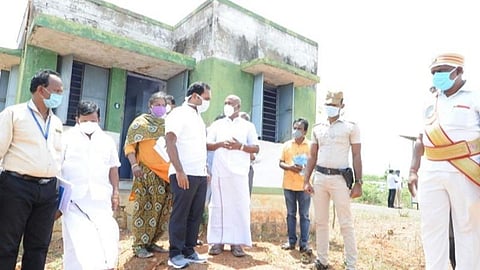 சிங்கம்புணரி அருகே கண்ணமங்கலப்பட்டி ஊராட்சி வேங்கைப்பட்டியில் கட்டி முடித்து திறக்கப்படாத சமத்துவபுரத்தை ஆய்வு செய்த அமைச்சர் கே.ஆர்.பெரியகருப்பன். அருகில் மாவட்ட ஆட்சியர் பி.மதுசூதன்ரெட்டி.