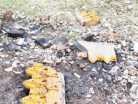 ஆரணியில் புத்திரகாமேட்டீஸ்வரர் கோயில் வளாகத்தில் இருந்த சப்த கன்னிமார்கள் சிலை உடைக்கப்பட்டு குப்பையில் வீசப்பட்டுள்ளன.