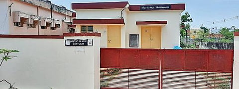 காரைக்குடி அரசு மருத்துவமனை வளாகத்தில் உள்ள பிணவறை.