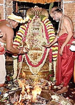 தி.மலை அண்ணாமலையார் கோயி லில் அக்னி தோஷ நிவர்த்தி பூஜை நடைபெற்றது.