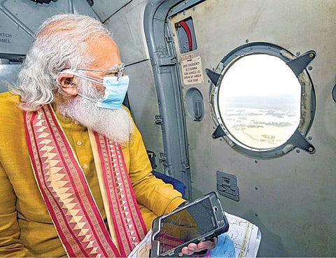 ஒடிசா மற்றும் மேற்கு வங்க மாநிலங்களில் ‘யாஸ்’ புயலால் பாதிக்கப்பட்ட பகுதிகளை பிரதமர் நரேந்திர மோடி நேற்று ஹெலிகாப்டரில் சென்று ஆய்வு செய்தார்.படம்: பிடிஐ