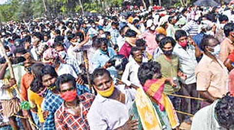 நெல்லூர், கிருஷ்ணப்பட்டினத்தில் ஆனந்தய்யாவின் கரோனா மூலிகை மருந்துக்காக அண்மையில் கூடிய மக்கள்.