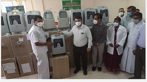 கரூர் மாவட்ட ஆட்சியர் அலுவலகத்தில் நடந்த விழாவில் மின்துறை அமைச்சர் வி.செந்தில்பாலாஜி, ஆக்சிஜன் செறிவூட்டிகளை மாவட்ட ஆட்சியர் பிரசாந்த் மு.வடநேரேவிடம் வழங்கினார்.