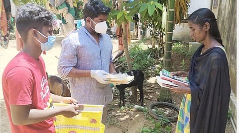 கரோனாவால் மொபைலில் மூழ்கிக் கிடக்கும் இளைஞர்கள்: தேடிச் சென்று புத்தகங்களை வழங்கும் தஞ்சை இளைஞர் 