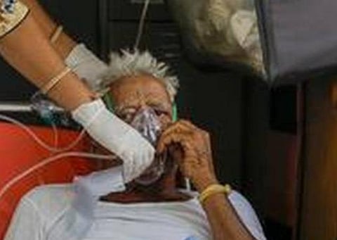 கரோனா நோயாளிகளுக்கு ஆக்சிஜன் பிரச்சினை; அறிகுறி என்ன? - பல்ஸ் ஆக்சி மீட்டர் இல்லாமல் ஆக்சிஜன் அளவை கண்டறிய எளிய வழி: மத்திய சுகாதார அமைச்சகம் தகவல்