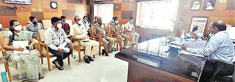 திருப்பத்தூர் மாவட்ட ஆட்சியர் அலுவலகத்தில் நேற்று போலி மருத்துவர்களை கண்டறிதல் தொடர்பான ஆலோசனை கூட்டம் ஆட்சியர் சிவன் அருள் தலைமையில் நடைபெற்றது.