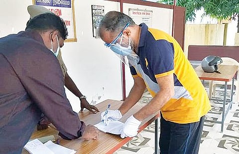 ஜோலார்பேட்டை காவல் நிலையத்தில் நேற்று கையெழுத்திட்ட பேரறிவாளன்.