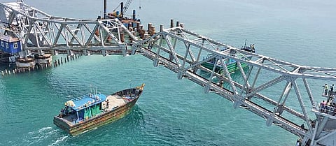 பாம்பன் தூக்குப் பாலத்தை கடந்து செல்லும் நாகை மாவட்ட விசைப்படகுகள்.