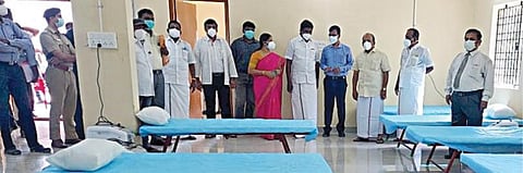 செங்கல்பட்டு அரசு மருத்துவமனையில் 100 ஆக்சிஜன் படுக்கை வசதியை, ஊரகத் தொழிற்துறை அமைச்சர் தா.மோ.அன்பரசன் நேற்று தொடங்கி வைத்தார். மாவட்ட ஊரக வளர்ச்சி முகமைத் திட்ட இயக்குநர் செல்வகுமார், செங்கல்பட்டு அரசு  மருத்துவக் கல்லூரி முதல்வர் முத்துகுமரன், இணை இயக்குநர் (சுகாதாரப் பணிகள் - பொறுப்பு) குருநாதன் உள்ளிட்டோர் உடனிருந்தனர்.